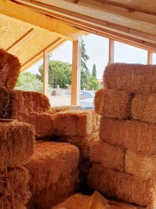 Pacas de paja en la construcción de la vivienda La Visera