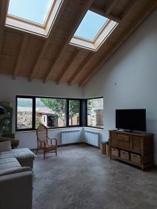 Casa La Introvertida diseñada por Estudio de arquitectura Estévez Michelena en Aguilar de Campoo con fachada de piedra y grandes ventanales