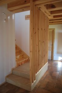 Escalera, separación de madera